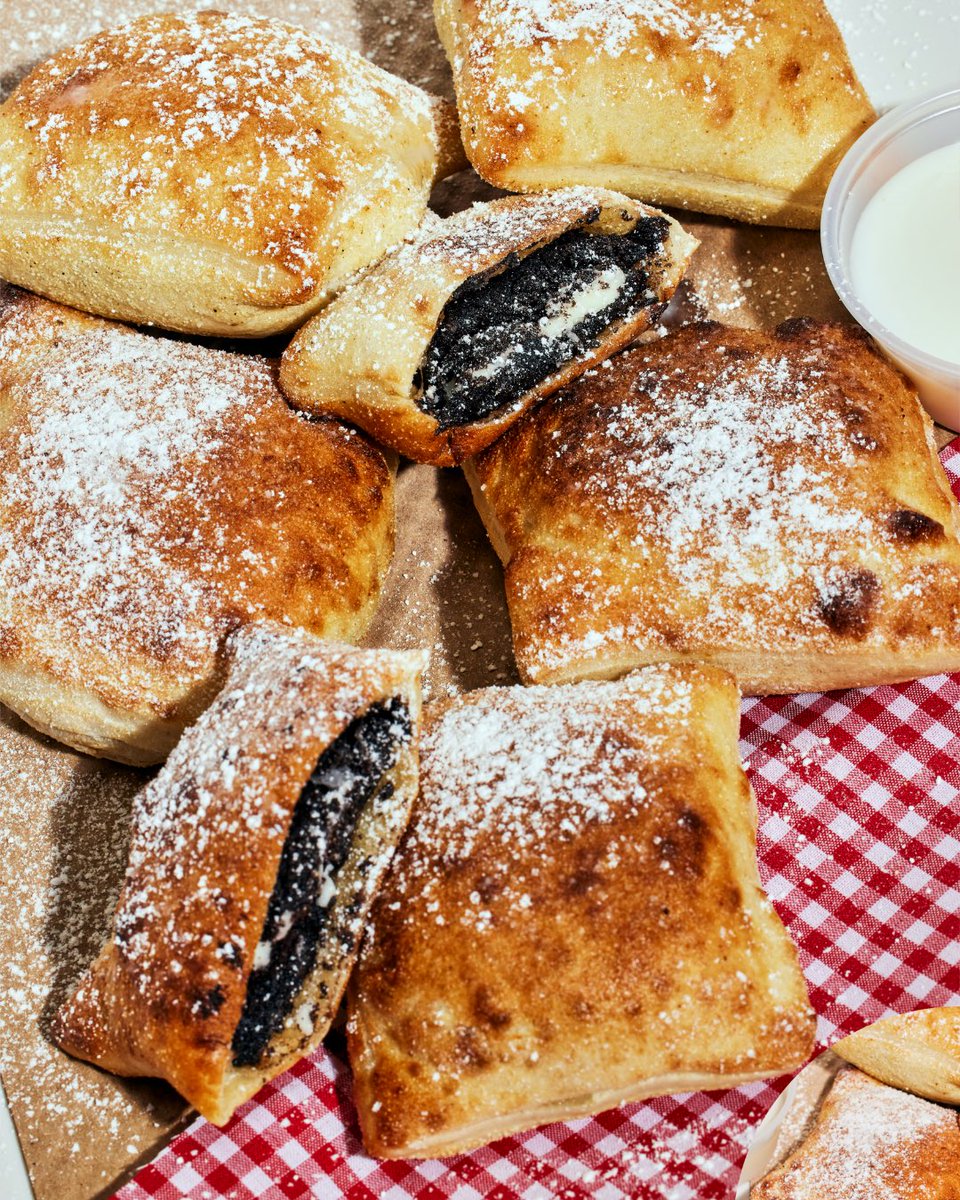 andpizza's tweet photo. Oreos just got main character energy π‘
Available for a limited time only. Grab your Oreo Dippers while you still can!
#oreodippers #friedoreos #desserts #andpizza https://t.co/DcHdDn0WXz