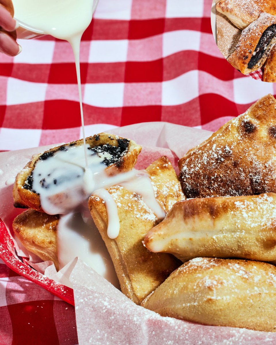 andpizza's tweet photo. Oreos just got main character energy π‘
Available for a limited time only. Grab your Oreo Dippers while you still can!
#oreodippers #friedoreos #desserts #andpizza https://t.co/DcHdDn0WXz