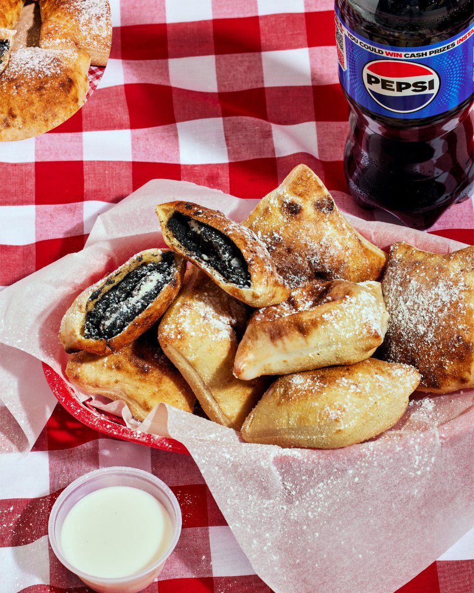 andpizza's tweet photo. Oreos just got main character energy π‘
Available for a limited time only. Grab your Oreo Dippers while you still can!
#oreodippers #friedoreos #desserts #andpizza https://t.co/DcHdDn0WXz