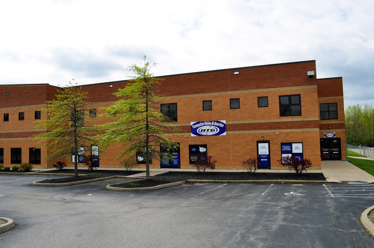 BlairTechKY's tweet photo. Family-owned since 2005, we started in an 800 sq. ft. basement with 1 employee. Now we operate a 110,000 sq. ft. former historic toy store with ~100 staff. Unchanged: family roots, teamwork-first culture &amp; commitment to affordable, sustainable tech 🌱💡 https://t.co/Z5FImoejQ1