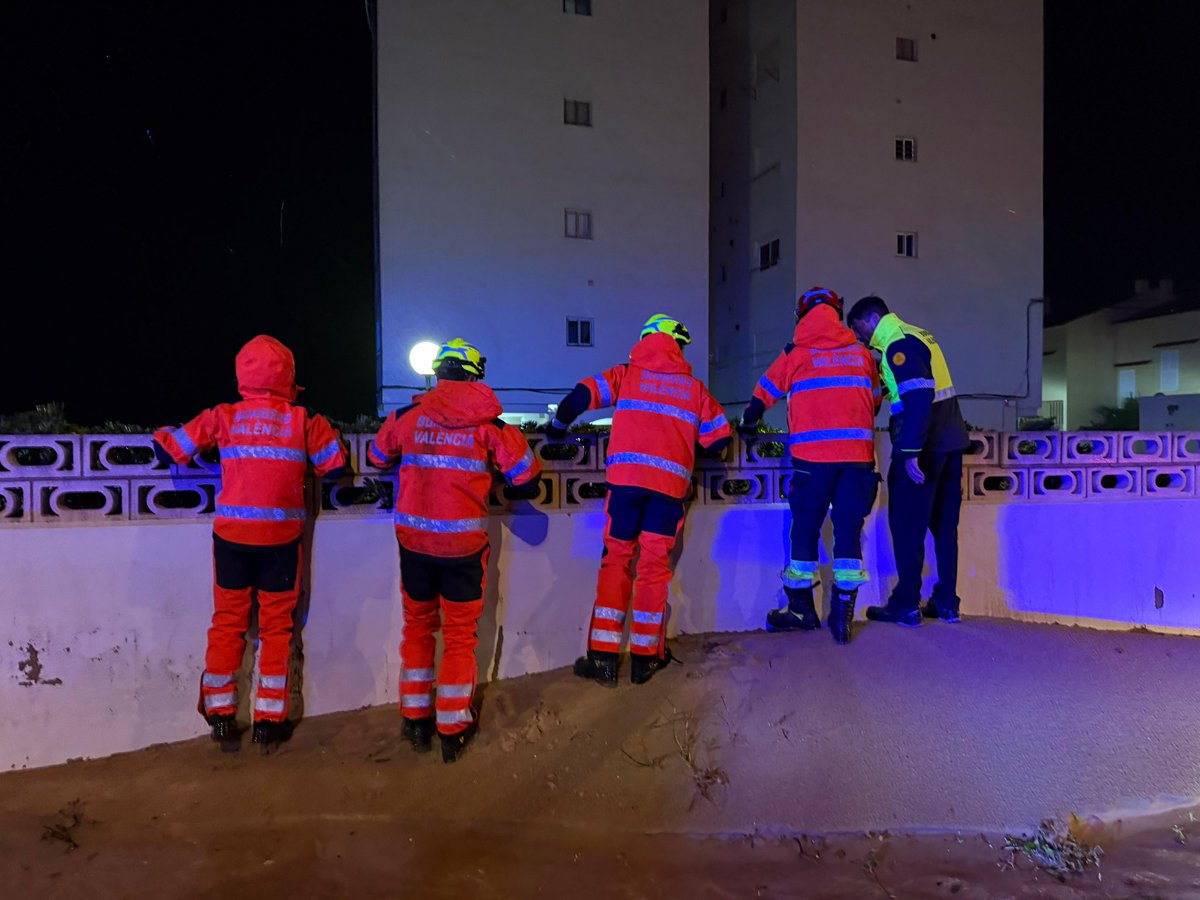 Desde El Perellonet, una de las zonas que está sufriendo más las lluvias actualmente, supervisamos el dispositivo especial que hemos desplegado para minimizar las incidencias y responder a las necesidades de los vecinos.   

Rogamos a la población que siga extremando las