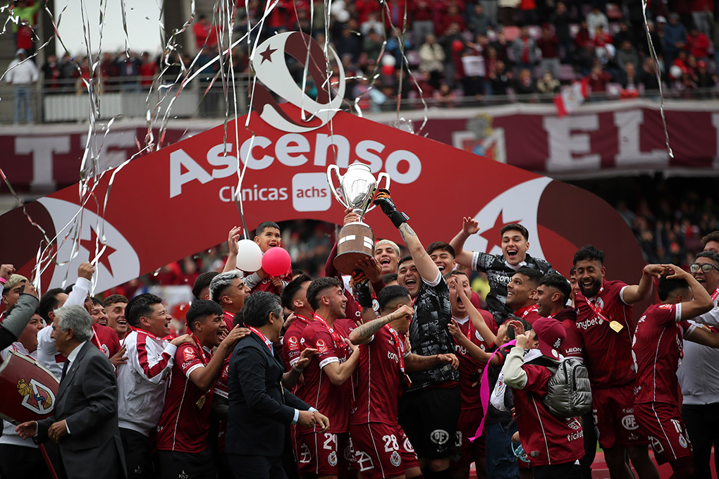 granate74's tweet photo. @CDLS_OFICIAL Hace un año dábamos la vuelta en el Estadio La Portada como campeones de @primerabdechile con una campaña impecable de la mano de Don Erwin Duran.
Salud por el recuerdo Papayeros!!! 🇦🇹🏆
#deporteslaserena #laserena #campeones #ivregion https://t.co/qiTMZjVzph