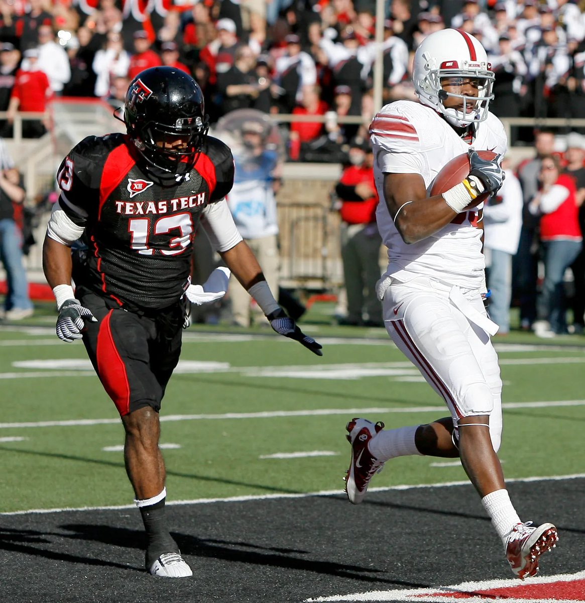 SoonerTracker's tweet photo. 2009: the #Sooners were selected as one of the participating teams in the Nike Pro Combat program.
They sported a modernized version of the throwback 50's look against Texas Tech in Lubbock. https://t.co/2rhEODXXSR