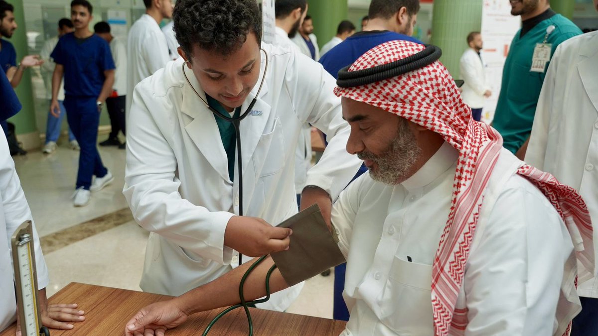#الجامعة_اليوم 📸
افتتح وكيل الجامعة للشؤون الأكاديمية #محمد_عريشي، فعالية كلية الطب التي أُقيمت تزامناً مع #اليوم_العالمي_لصحة_القلب، بمشاركة أكثر من 600 طالب وطالبة، و40 عضو هيئة تدريس، عبر 4 مقرات تضمنت محاضرات وورش علمية، ومعرضًا توعويًا وثقافيًا لنشر الوعي وتعزيز صحة