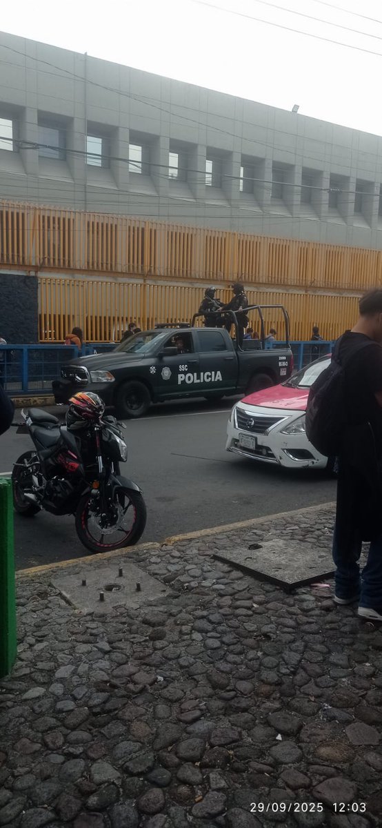 pilarcantero_'s tweet photo. Elementos de la @SSC_CDMX revisan las instalaciones de la @Prepa8_UNAM en @AlcaldiaAO X la amenaza de bomba. Las clases se reanudarán mañana.
Varios planteles de la #UNAM #CCHS #Prepas y facultades han recibido amenazas después del homicidio de un estudiante en el #cchsur #paro https://t.co/wDMJjJyvMB