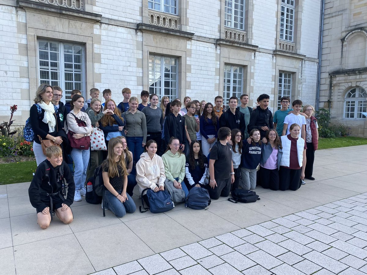 CollegeGProbst's tweet photo. 🇩🇰🤝🇫🇷 Heureux d’accueillir les élèves danois de Skørping à VitryLeFrançois !
Au programme : découverte de la ville et accueil chaleureux à l’Hôtel de Ville par Monsieur le Maire.
Un bel échange européen placé sous le signe du partage et de l’amitié #ERASMUS https://t.co/hiRw2DV0tu