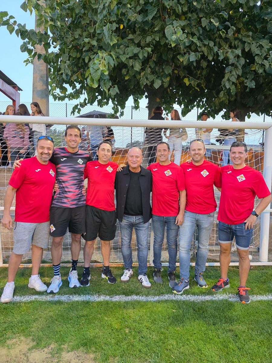 Un gran honor haver participat en la presentació dels equips de la UE Vilanovenca, el club del meu poble.
Té un gran mèrit que un poble petit tingui 6 equips de futbol base.
Sou un exemple de constància, esforç i treball en equip. 
Gràcies a tots els que ho feu possible. ❤️🤍