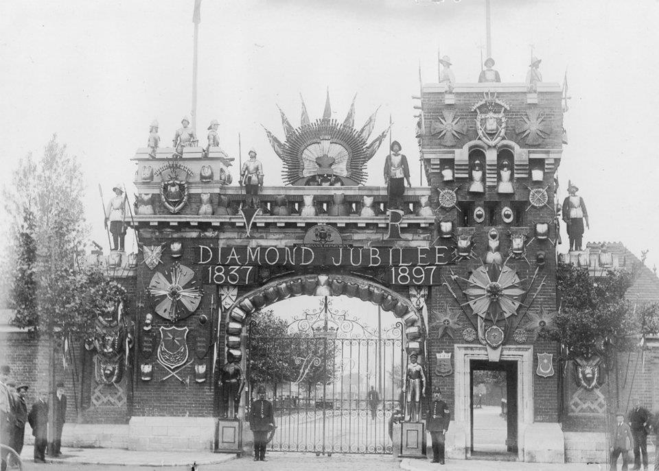 ⚓ Our final gate picture for you whilst our entrance gates were repaired.

 They certainly knew how to decorate for Queen Victoria’s Diamond Jubilee in 1897!

This gate still stands today as a pedestrian access for <a href="/GunwharfQuays/">Gunwharf Quays</a>.

bit.ly/43S8PmF