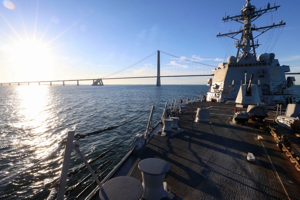 USFleetForces's tweet image. 📍BALTIC SEA - The Arleigh Burke-class guided-missile destroyer USS Bainbridge (DDG 96), transits the Danish Straits, Sept. 26, 2025. 

Bainbridge, as part of Carrier Strike Group 12, is on a scheduled deployment in the U.S. 6th Fleet area of operations.
