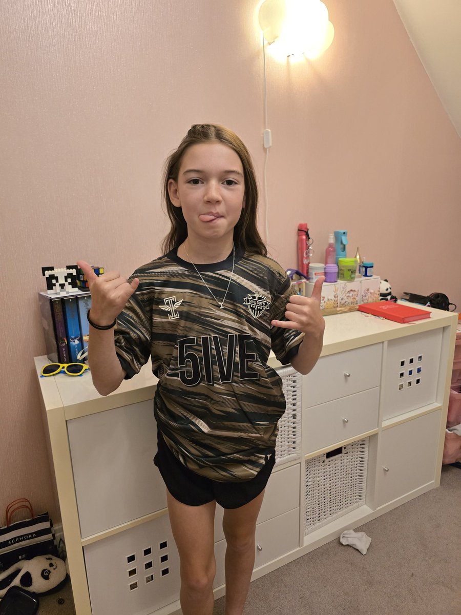 sul_van's tweet photo. @5GUYSFC Your number 1 fan in Sussex sporting her new @5GUYSFC shirt. Indie7.  Can we get a shout out from Sweet Chilli please ? Baller https://t.co/YIqDVQL4yx