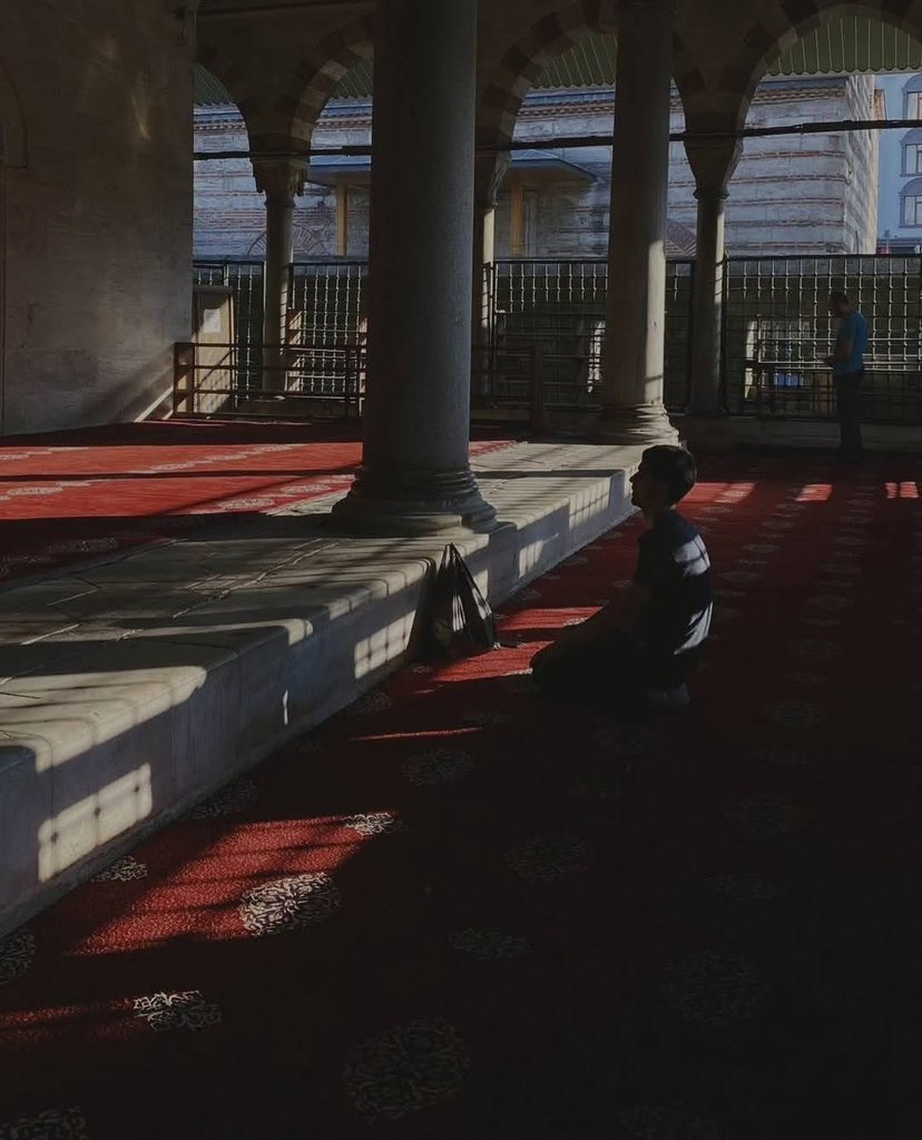 "فحاشى ظُنوني أن تُردّ بخيبةٍ
وفي بابك المأمول حطت رَواحلي"