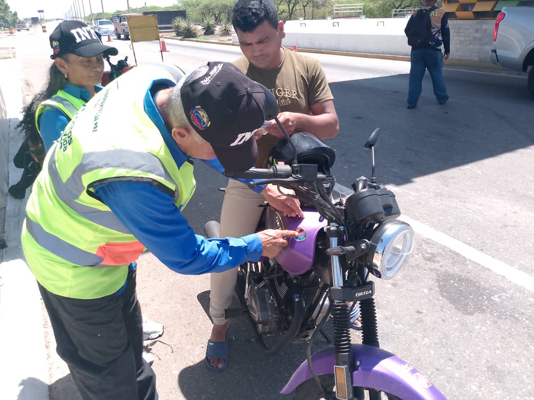 Los trabajadores del INTT, oficina Punto Fijo, comprometidos con la seguridad vial realizan  abordajes preventivos, dirigidos a los conductores que transitan por la Troncal 04 de la Península de Paraguaná.