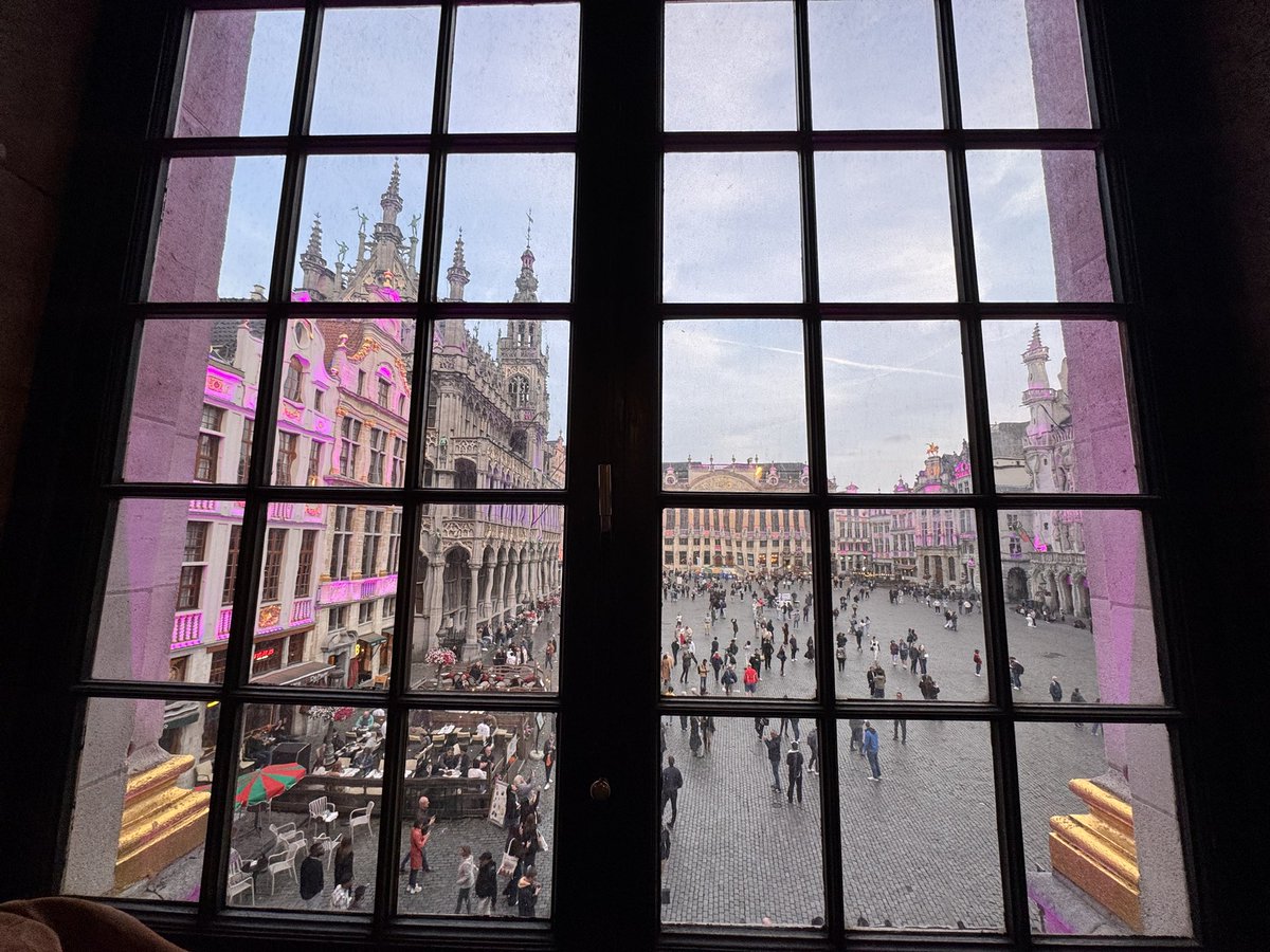 MEETING WITH A VIEW 🤩

Ce soir, le <a href="/MRVilleBXL/">MR Bruxelles</a> se réunit pour son comité politique, sur la plus belle place du monde 💙 #MRbe #FierdetreLiberal #Bruxelles