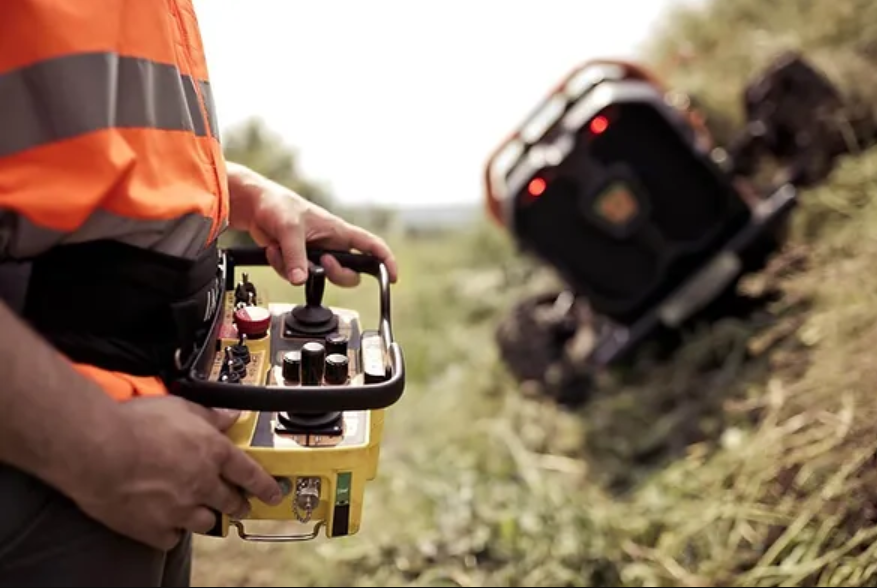 GreenClimberNA's tweet photo. Give your operators the gift of Green Climber - increase safety, efficiency, and power from afar #GreenClimber #GCNA #Mower #EquipmentOperator #EquipmentDemo https://t.co/AUFckFa4Xv