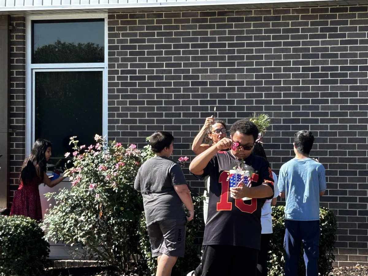 Ms. Bodenhamer, GMS Art Teacher, took some of our students out to do a flower art project. They had a great time! #FutureStrong #PushBoundaries #FutureReady