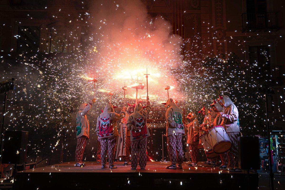 <a href="/balldiablesbcn/">Ball de Diables de Barcelona - Revenedors</a> <a href="/Raptor_3D/">Alberto Raptor</a> 🔥 Acabem l’acte rient amb els versots i la crema del <a href="/balldiablesbcn/">Ball de Diables de Barcelona - Revenedors</a>, rimes satíriques per fer crítica social.