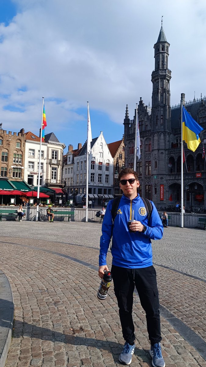 brunitooc's tweet photo. Encanallando esta ciudad increíble 💙💛 https://t.co/MDbG6Yuim7