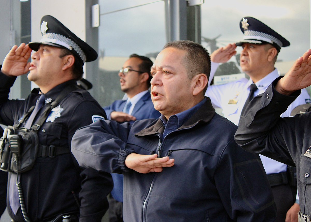 SSPPCSnAndresCH's tweet image. 🗣️🇲🇽 Con fervor entonamos el Himno Nacional en nuestra Ceremonia de Izamiento de Bandera, en la que estuvo presente la presidenta @LupitaCuautleT.

🧑🏻‍🚒👮🏻‍♀️ Las y los que formamos parte de la #SSPPC consolidamos nuestros valores para fortalecer el #CambioDeRumbo en #SanAndrésCholula.