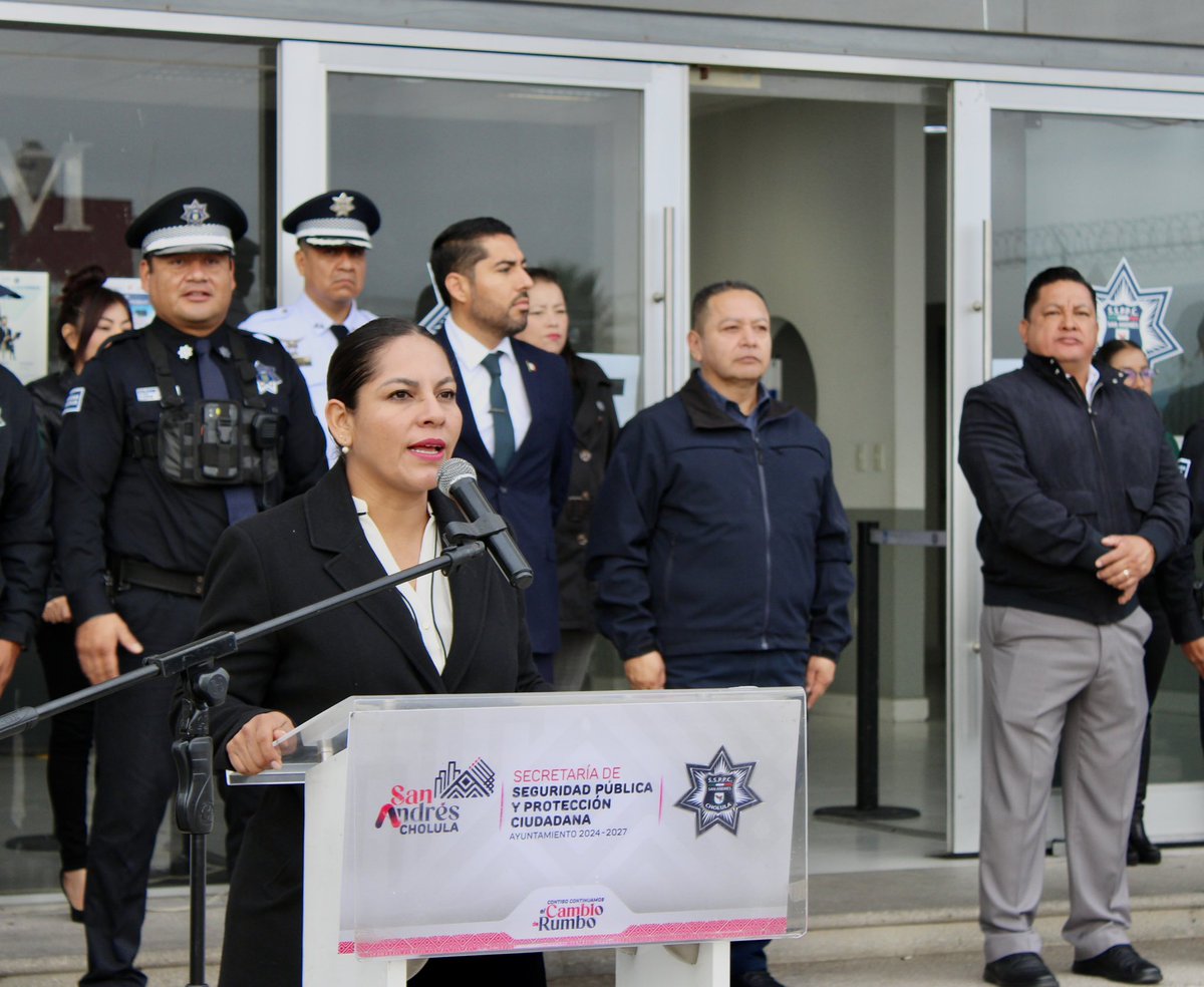 SSPPCSnAndresCH's tweet image. 🗣️🇲🇽 Con fervor entonamos el Himno Nacional en nuestra Ceremonia de Izamiento de Bandera, en la que estuvo presente la presidenta @LupitaCuautleT.

🧑🏻‍🚒👮🏻‍♀️ Las y los que formamos parte de la #SSPPC consolidamos nuestros valores para fortalecer el #CambioDeRumbo en #SanAndrésCholula.