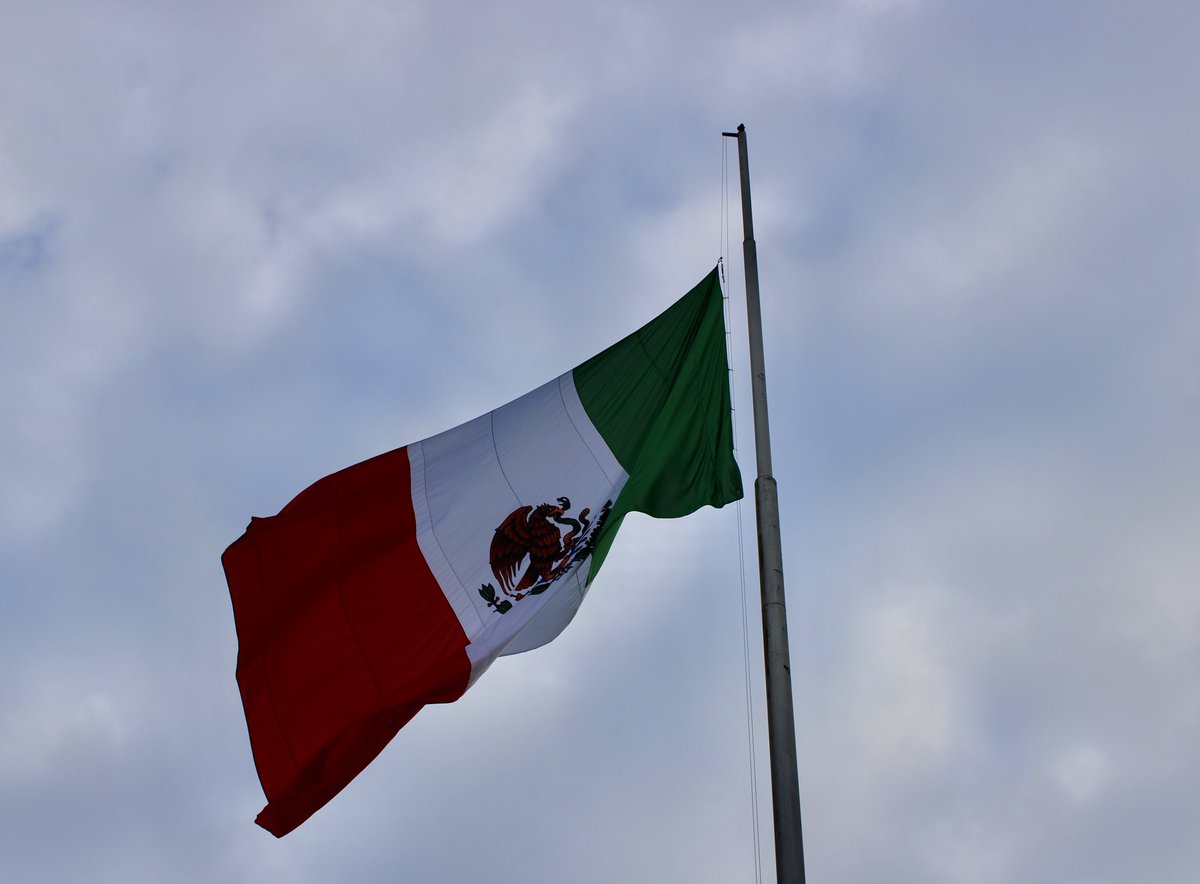 SSPPCSnAndresCH's tweet image. 🗣️🇲🇽 Con fervor entonamos el Himno Nacional en nuestra Ceremonia de Izamiento de Bandera, en la que estuvo presente la presidenta @LupitaCuautleT.

🧑🏻‍🚒👮🏻‍♀️ Las y los que formamos parte de la #SSPPC consolidamos nuestros valores para fortalecer el #CambioDeRumbo en #SanAndrésCholula.