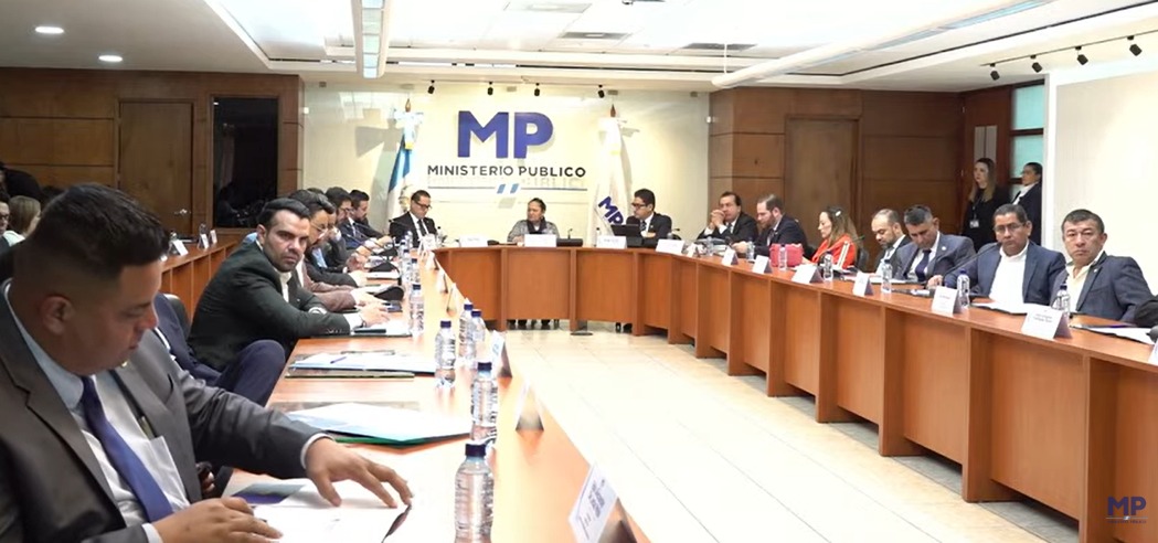 🤡 #ConsueloPorras convocó a la mayoría de jefes de bloque del Congreso para hablar del “combate a las maras”. En lugar de velar por el cumplimiento de la ley, convirtió al MP en mesa política 🤝.

Diputados de Vamos, UNE, Valor, Unionista, Victoria, Cambio y Viva se alinearon