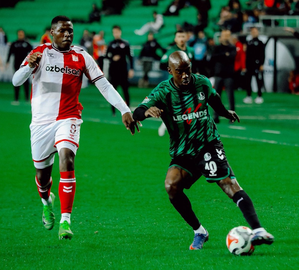 🖋YORUM | Sakaryaspor sahasında konuk ettiği Sivasspor ile golsüz berabere kaldı. 

◾️Haftanın son maçı için kullanılabilecek en doğru düşünce; Renksiz, tatsız ve zevksiz bir mücadele oldu. Her iki takımında oynamak yerine rakibi bozmaya yönelik planları tutsa da bu beraberlik