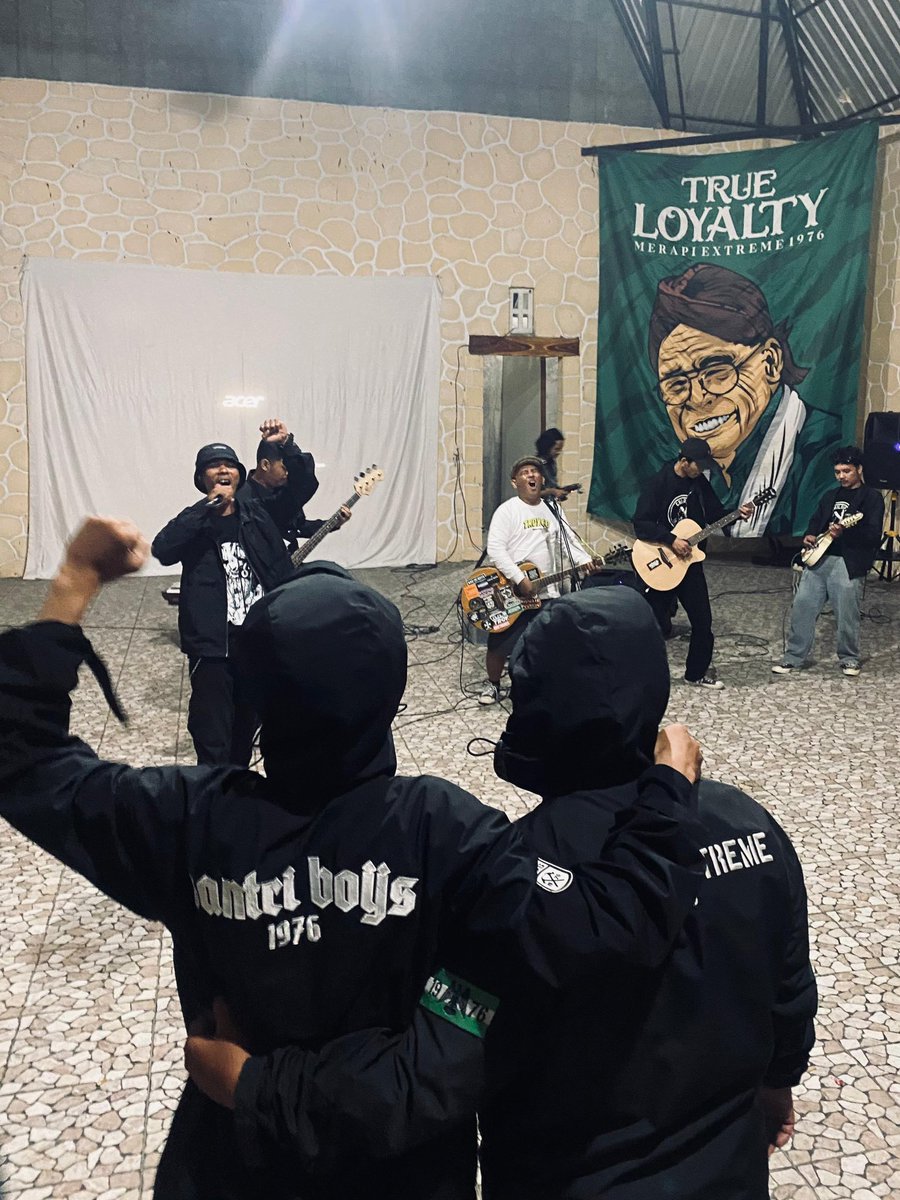 merapiextreme_'s tweet image. RAYAKAN POIN PENUH MALAM INI BROWWW  !!! 
@heypujangga feat @ChildrenOG on stage GAYENG 🙌🏻🍀💚 

#SilaturasiMExSB
@santriboys1976