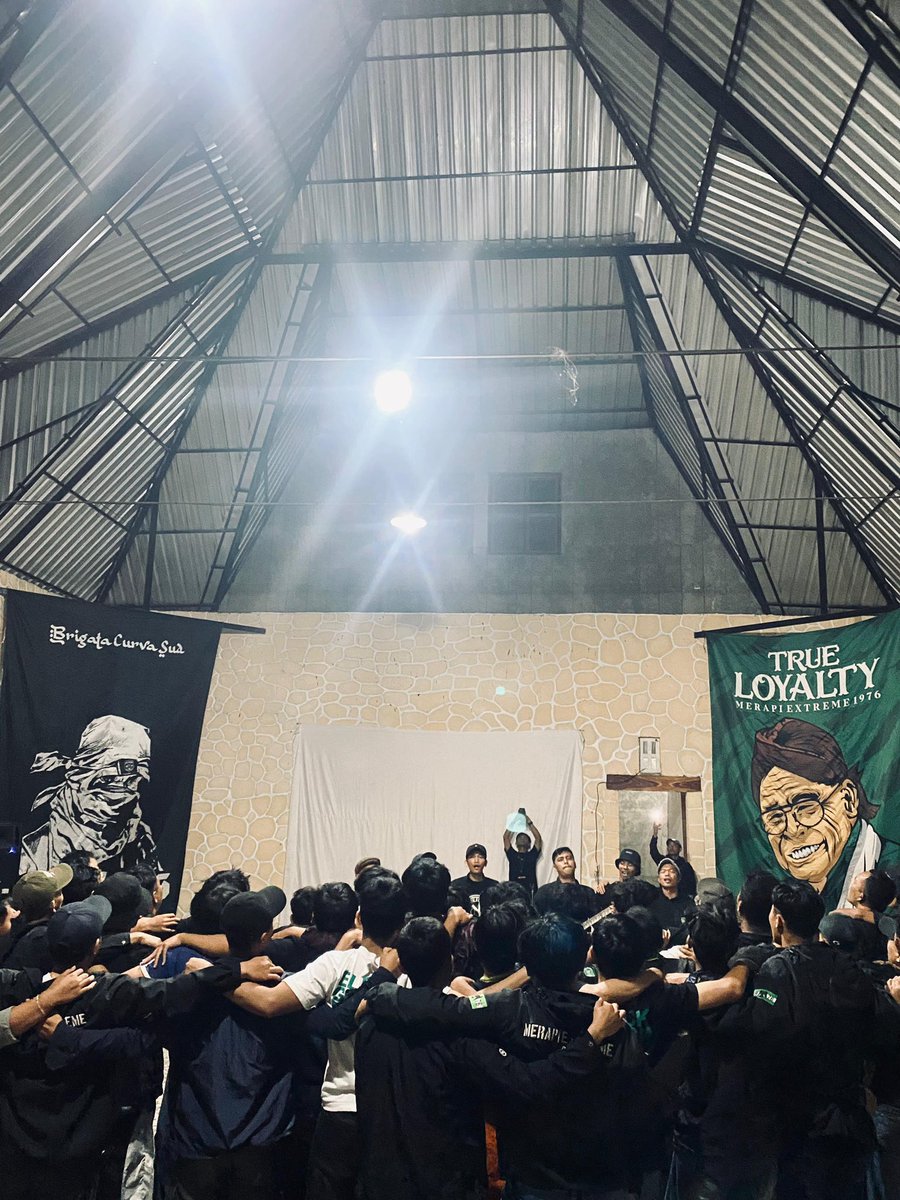 merapiextreme_'s tweet image. RAYAKAN POIN PENUH MALAM INI BROWWW  !!! 
@heypujangga feat @ChildrenOG on stage GAYENG 🙌🏻🍀💚 

#SilaturasiMExSB
@santriboys1976