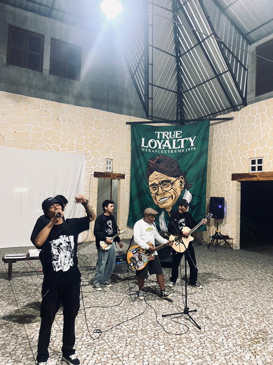 merapiextreme_'s tweet image. RAYAKAN POIN PENUH MALAM INI BROWWW  !!! 
@heypujangga feat @ChildrenOG on stage GAYENG 🙌🏻🍀💚 

#SilaturasiMExSB
@santriboys1976