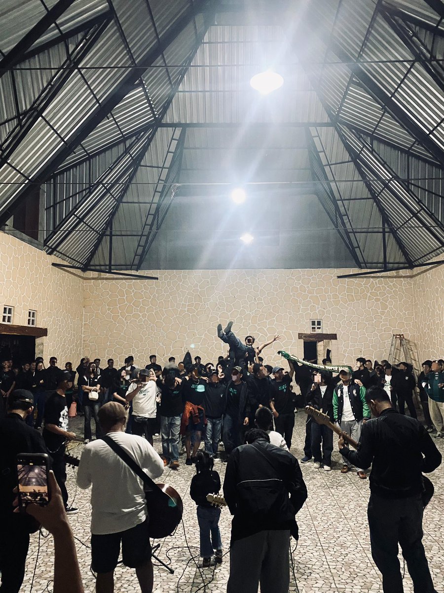 merapiextreme_'s tweet image. RAYAKAN POIN PENUH MALAM INI BROWWW  !!! 
@heypujangga feat @ChildrenOG on stage GAYENG 🙌🏻🍀💚 

#SilaturasiMExSB
@santriboys1976