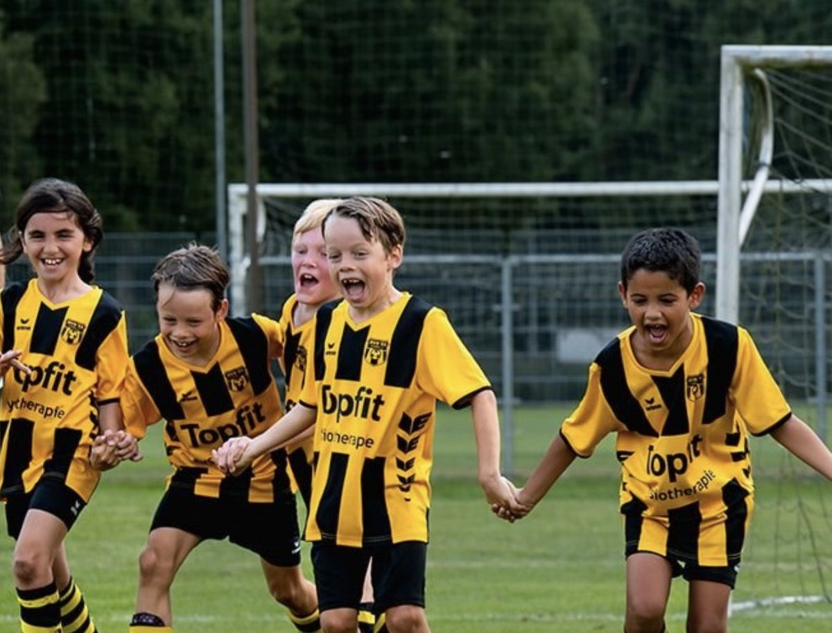 JEUGD | Op maandag 6 oktober traint de jeugd van DVS'33 Ermelo af onder toeziend oog van de A-selectiespelers en de staf. 
dvs33.nl/1301/8125/trai…