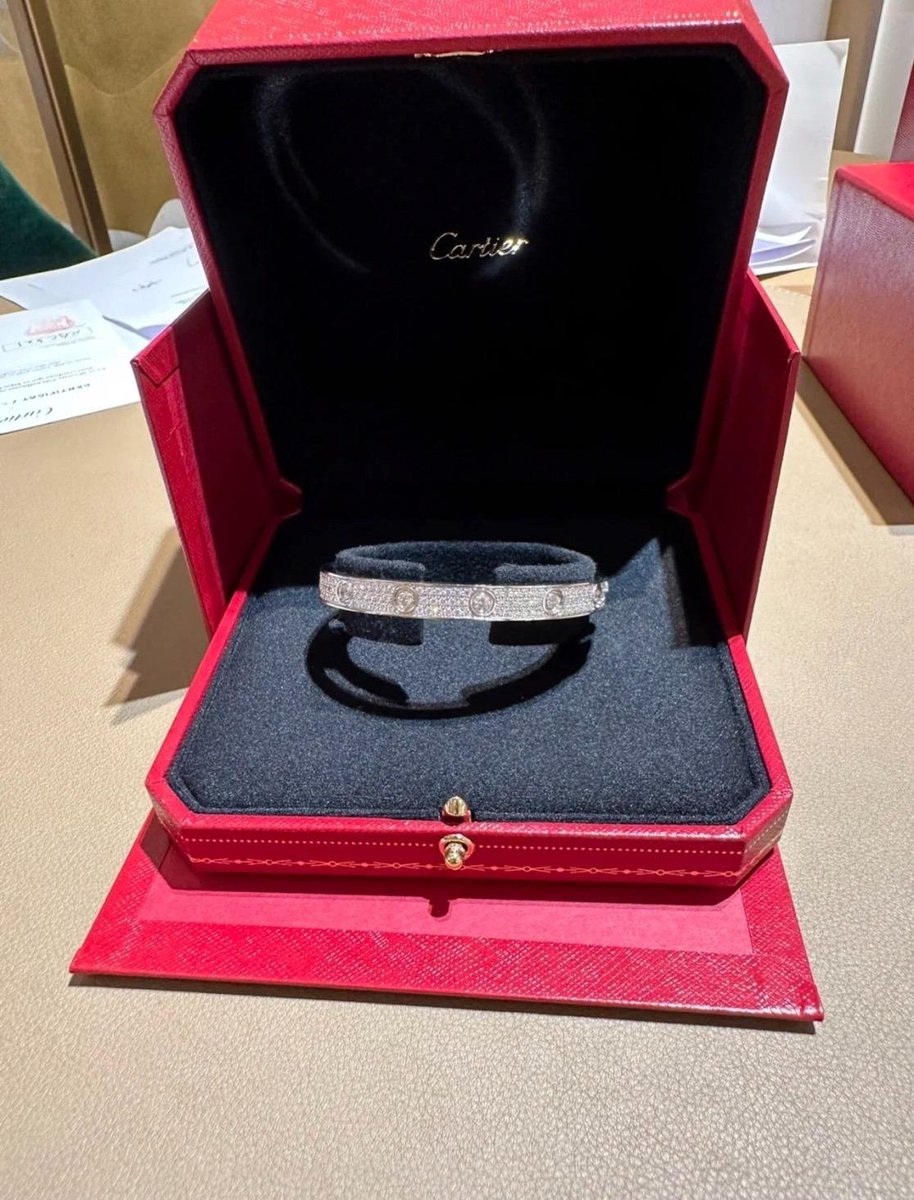 AnnaWalker1689's tweet photo. A touch of timeless elegance some pieces aren’t just jewelry, they’re a statement of love, style and lasting beauty. ✨💎 #LuxuryJewelry #CartierLove https://t.co/68wy69aSrB