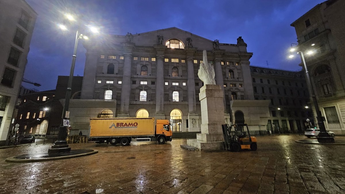 𝐀𝐛𝐫𝐚𝐦𝐨 𝐓𝐫𝐚𝐬𝐩𝐨𝐫𝐭𝐢 𝐢𝐧 𝐀𝐳𝐢𝐨𝐧𝐞!
Il successo dei vostri eventi è il nostro miglior premio!
Abbiamo collaborato con i più grandi allestitori di Milano durante la Settimana della Moda, dedicando il massimo impegno per garantire allestimenti impeccabili e puntuali.