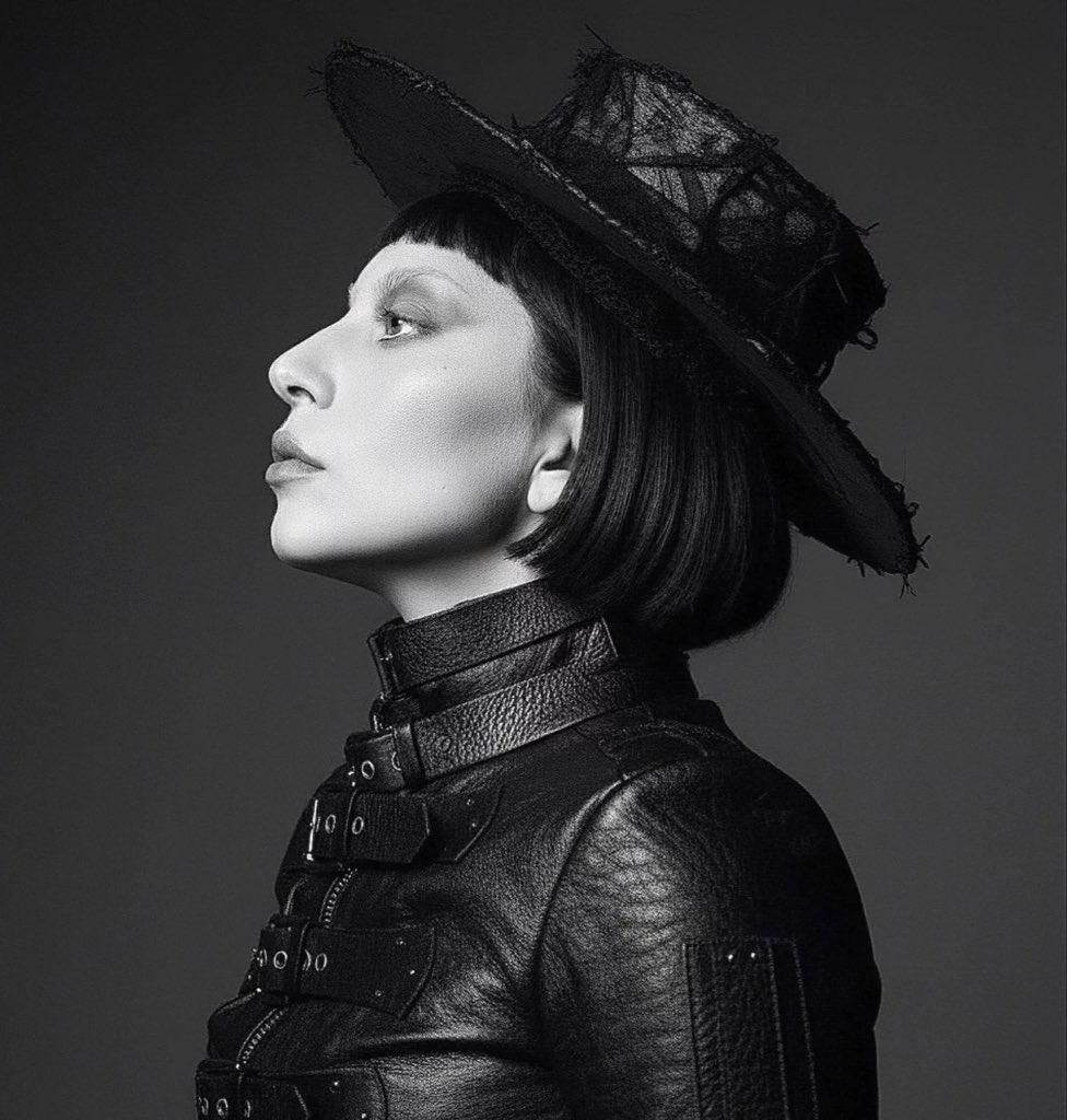 rareandeluxe's tweet photo. this pic is giving joanne’s gothic sister https://t.co/YKg0KNQ0ih