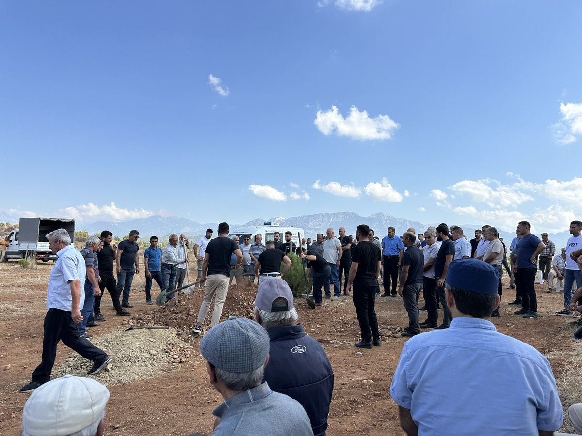 Önceki dönem #Aksu CHP ilçe Başkanı Sn Kenan Yıldız 'ın babası merhum Yusuf Yıldız amcamızı #Serik Aşağıoba Yenimahalle mezarlığında toprağa verdik.

Allah rahmet eylesin, mekanı cennet olsun.

Ailesine, sevdiklerine baş sağlığı dileriz.