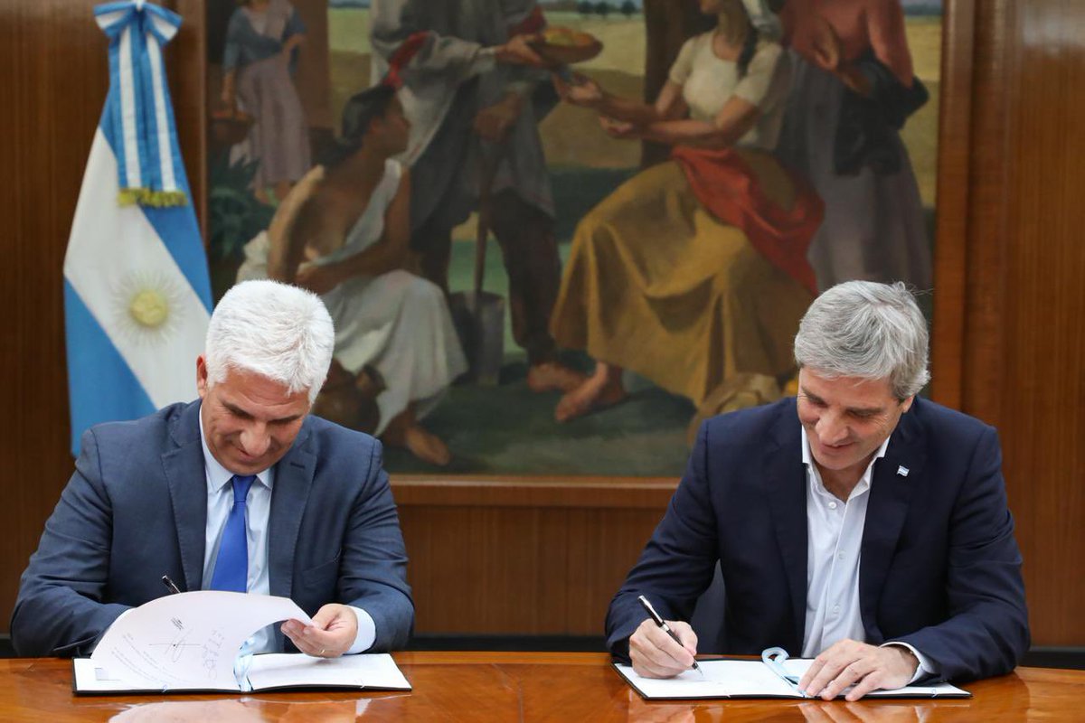 Hoy me recibió en audiencia <a href="/LuisCaputoAR/">totocaputo</a>. Acordamos dos acciones; la reanudacion a partir de la próxima semana de la obra Acueducto La Florida II y el pago, en un plan de 12 cuotas, de la deuda que tiene Nación con la Provincia por las viviendas construidas  por <a href="/sanluisgob/">Gobierno de San Luis</a>.