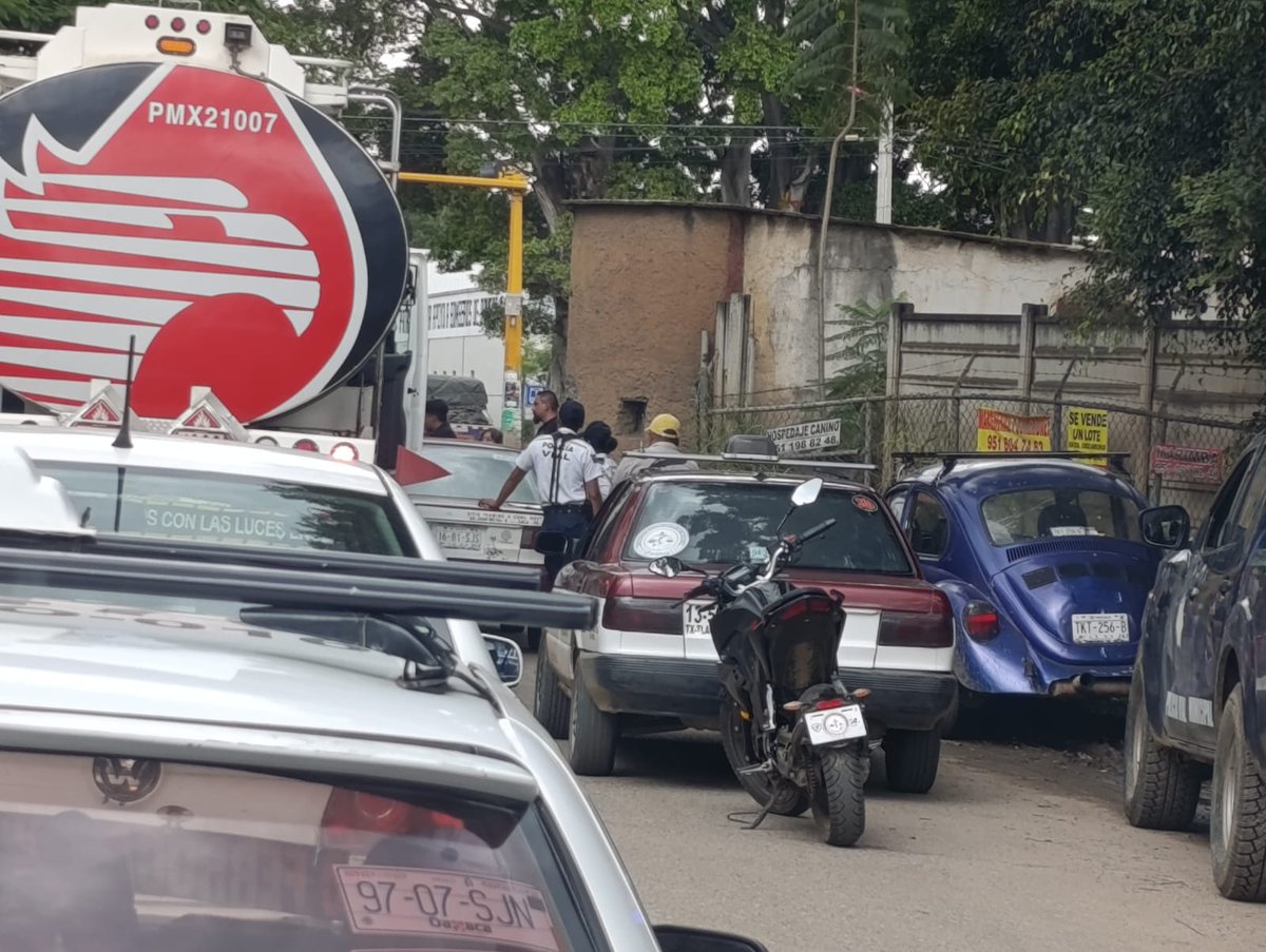 Choque sobre avenida ferrocarril a la altura del fraccionamiento de Santa Cruz Amilpas.