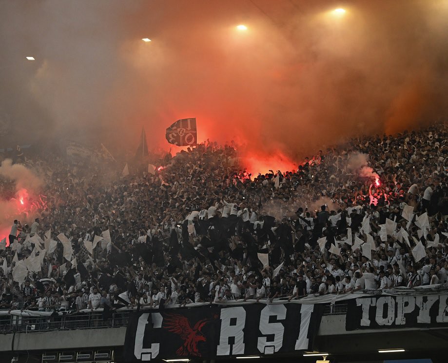 2 haftadır sosyal medya üzerinden esenler Yüce Beşiktaş Tribünüyle tekrar buluşma şerefine nail oldu. 

BURASI BEŞİKTAŞ NAĞMALUP TEK TRİBÜN ! 😉🦅