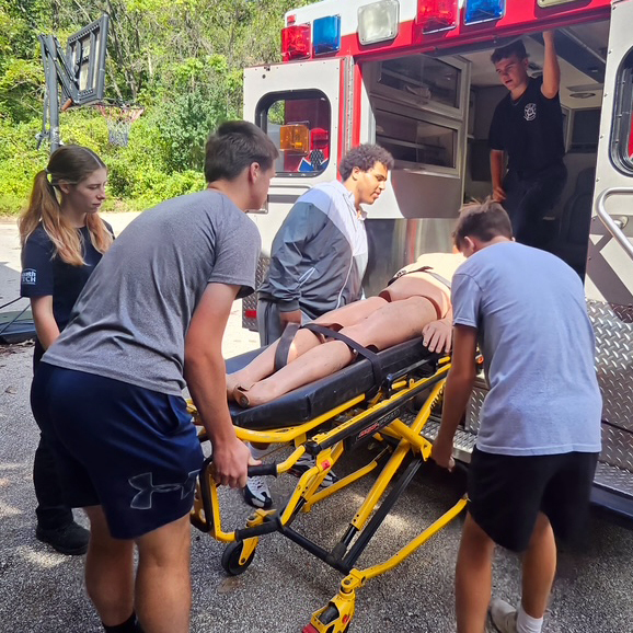 ValleyParkHS's tweet image. 🚍 Sophomores visited South Tech! A chance to explore hands-on learning &amp;amp; future career paths. #LimitlessLearning #VPPride