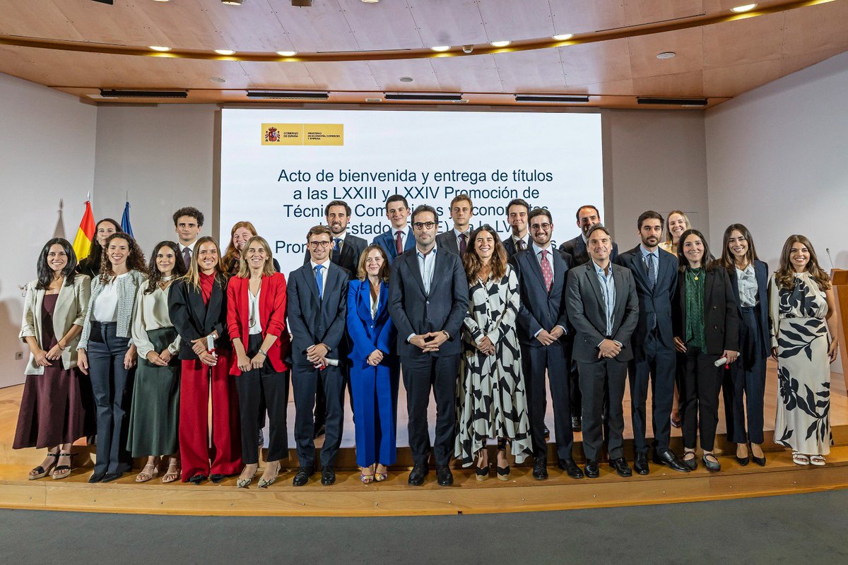 carlos_cuerpo's tweet photo. He tenido el privilegio de dar la bienvenida a las nuevas promociones de economistas y diplomados comerciales del Estado.

Ilusión, vocación de servicio y compromiso con lo público: el mejor punto de partida para una carrera llena de retos y aprendizajes.

¡Enhorabuena! https://t.co/qrflIHKseB