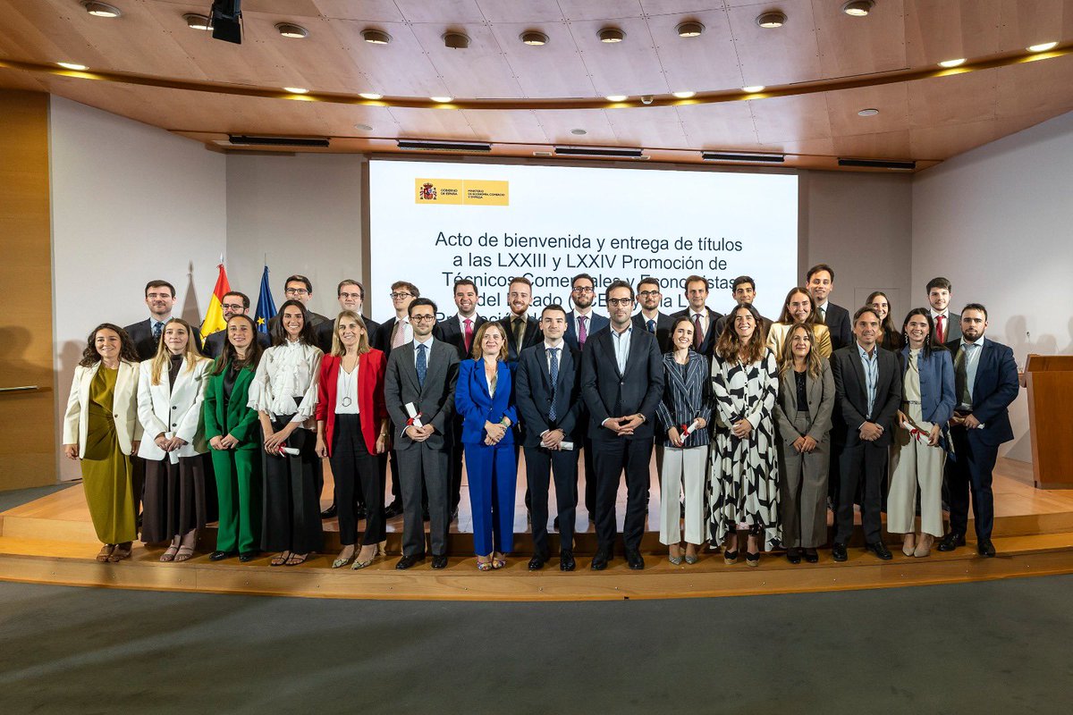 carlos_cuerpo's tweet photo. He tenido el privilegio de dar la bienvenida a las nuevas promociones de economistas y diplomados comerciales del Estado.

Ilusión, vocación de servicio y compromiso con lo público: el mejor punto de partida para una carrera llena de retos y aprendizajes.

¡Enhorabuena! https://t.co/qrflIHKseB
