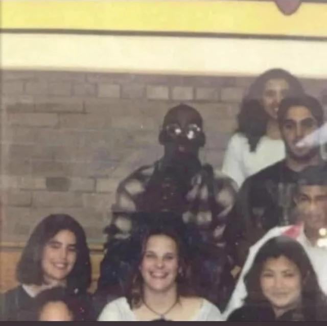 Siyahi arkadaşı görenler?
Hayır onu değil, diğerini.