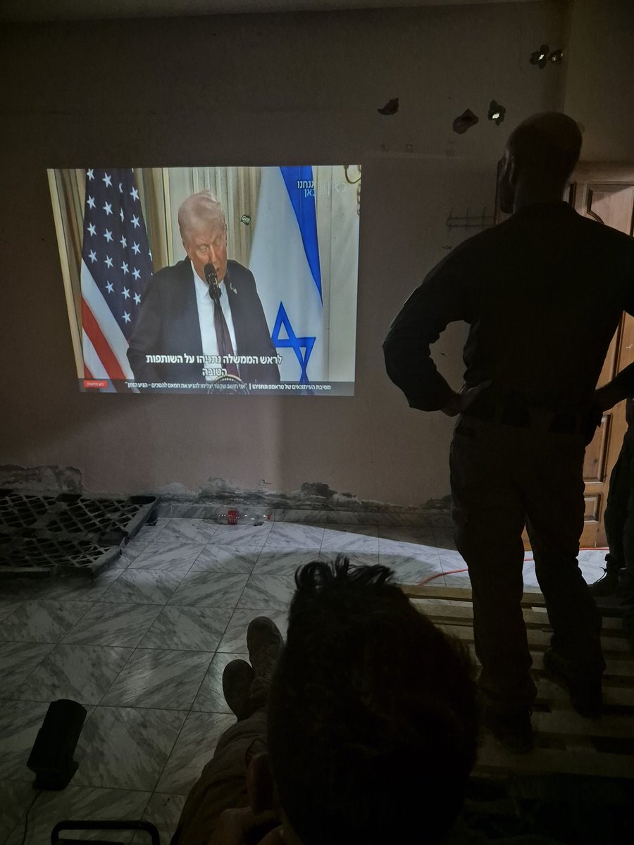 צופים במסיבת העיתונאים ברפיח.
התגובות: "אבל אם חמאס לא מסכים אז כל זה לא רלוונטי וסתם עכשיו בגללך אנחנו לא רואים באר שבע-חיפה"