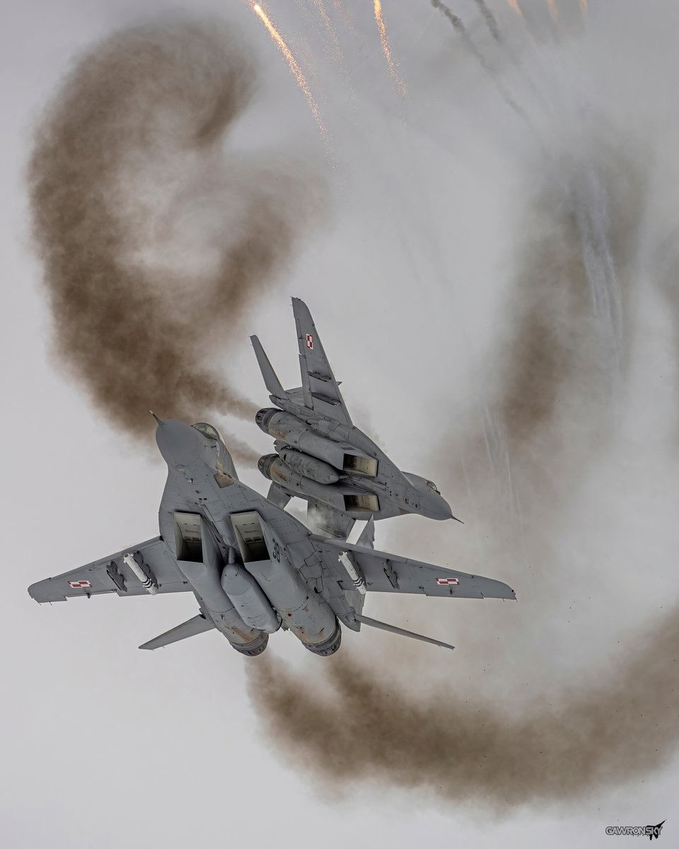 m_gawronski's tweet photo. Nie wszystko, co wygląda jak burza, musi nią być. W ruchu potrafi kryć się zabójcze piękno 🌪️🌌
#gawronsky #MiG29 #AviationLovers #DynamicSky #Inspiration https://t.co/bnhRHri7U5