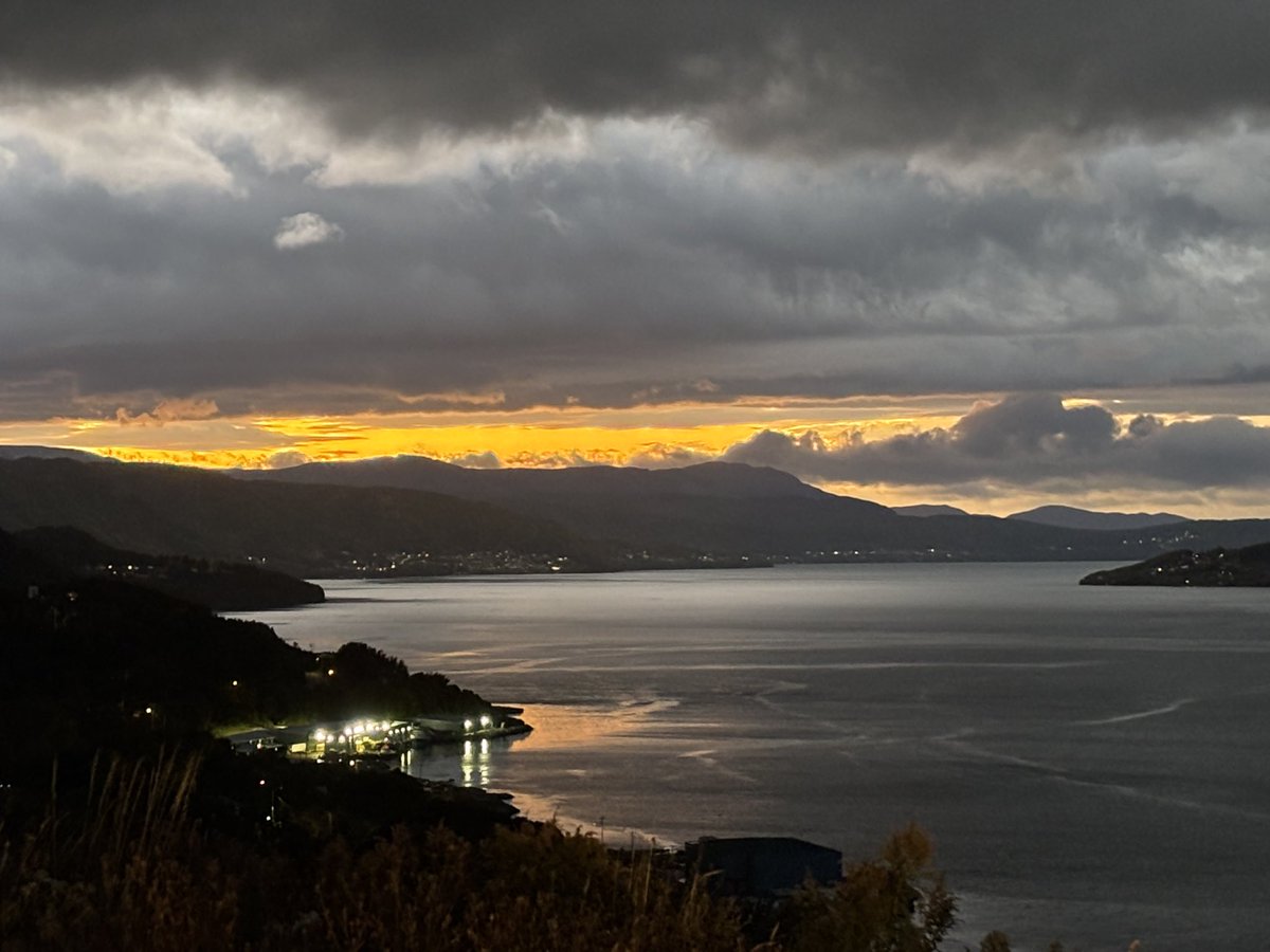 The day’s dying light reluctantly recedes into the evening’s sky.  Bay of Islands, NL. September 29, 2025.