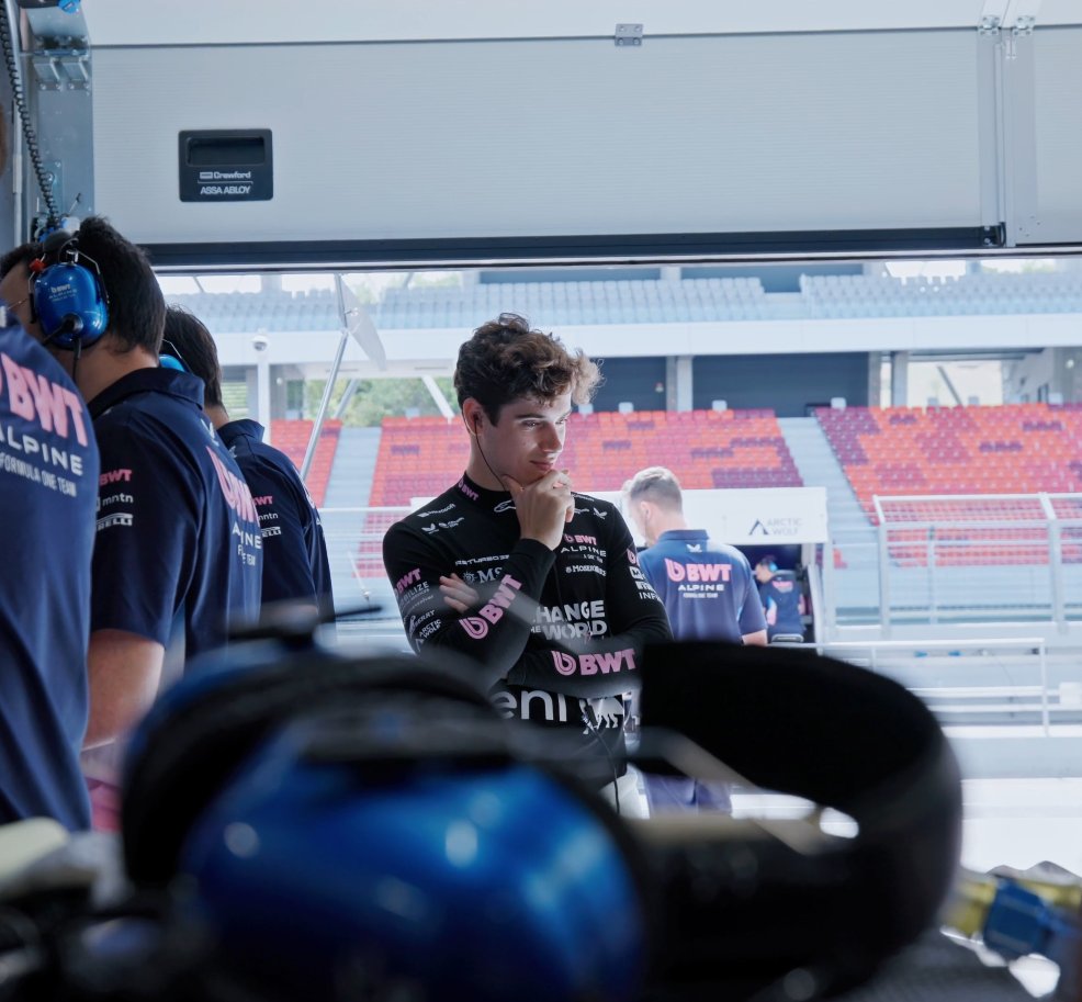 Como mira al auto, en estos momentos te das cuenta que Franco es un niño cumpliendo el sueño de correr en Formula 1

VAMOS FRANCO! 🇦🇷