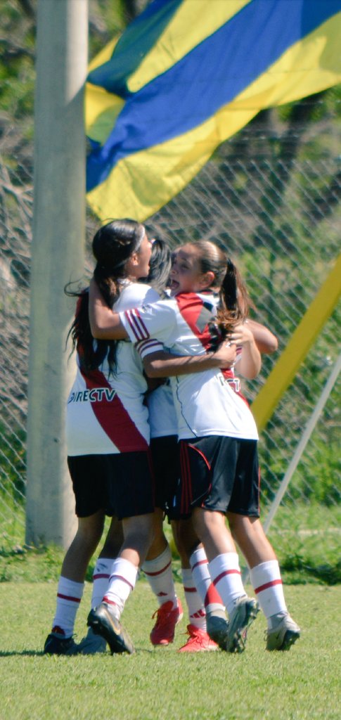 FelicitasF10's tweet photo. Juntas 🤍❤️🤍..
Rosario Central vs River Plate torneo de sub 14 💕.
Seguir creciendo y aprendiendo ...
Vamos por Más!!!r https://t.co/KifXPkJbfQ