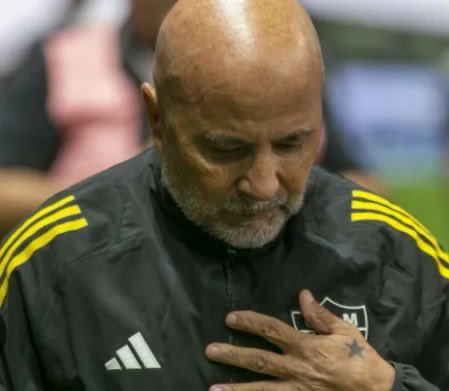 Maurormf's tweet photo. Sampaoli quer tirar Allan do Flamengo.

Eu juro que perdoo esse careca , se ele fizer isso! https://t.co/xULuCpCmfw