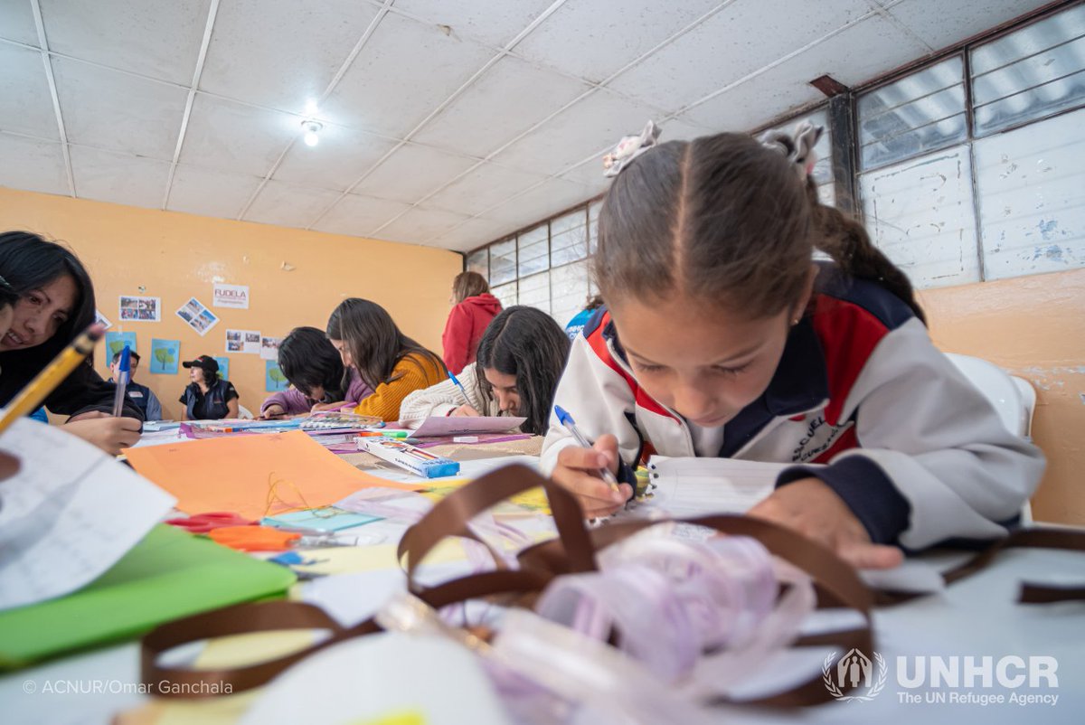 ACNURElSalvador's tweet photo. 📚⏰🖍️
Niñas, niños y jóvenes forzados a huir merecen aprender, crecer y contribuir a las comunidades que los acogen. Sin embargo, los recortes en ayuda humanitaria ponen en riesgo los avances logrados.

🌐Conoce más sobre el informe de educación de ACNUR: https://t.co/2JCj5z5V5K https://t.co/zIxbFMCy88