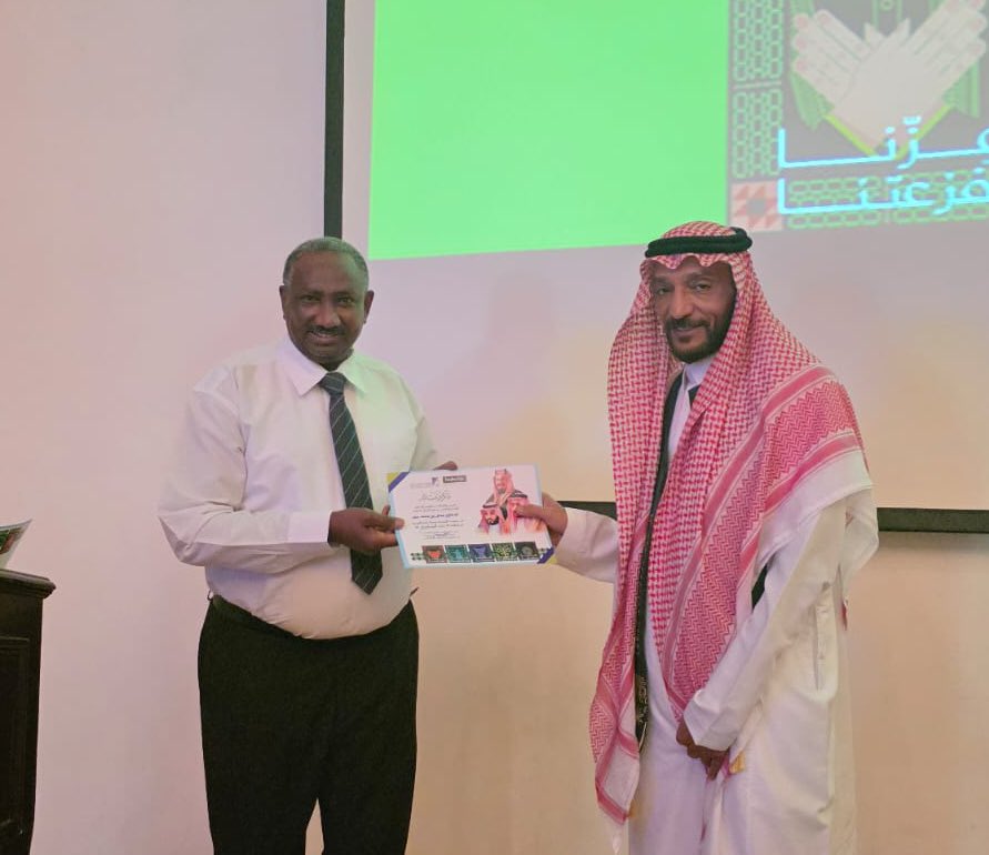 COAnHBU's tweet photo. ⬅️ جانب من تكريم عميد #كلية_الآداب_والعلوم_الإنسانية بـ #جامعة_الباحة للمشاركين والمنظمين في حفل #اليوم_الوطني_السعودي95 https://t.co/HohbbR9gjp